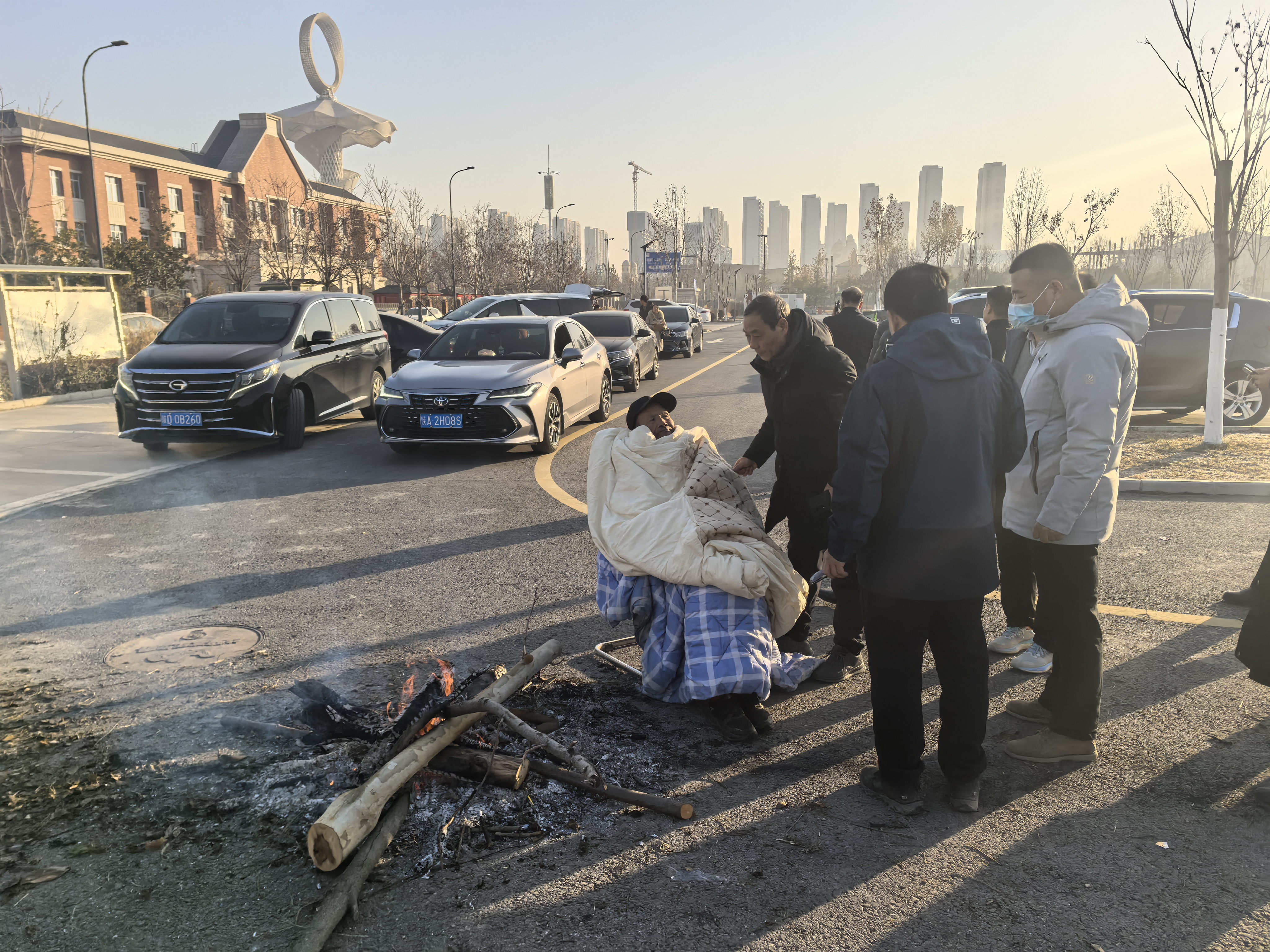 公司身边好人|“只想快点联系到他的家人！”